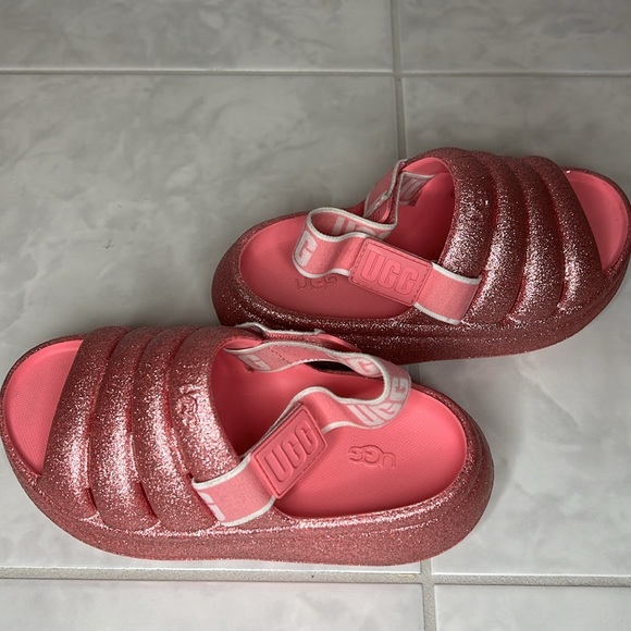 UGG K SPORT YEAH GLITTER 
PINK
USA 13
Closure type
Hook & Loop
Water resistance - Picture 5 of 8
